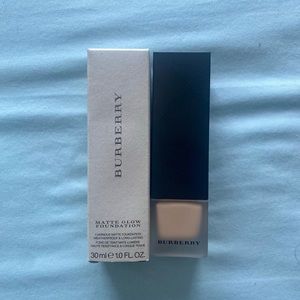 Burberry Matt glow foundation